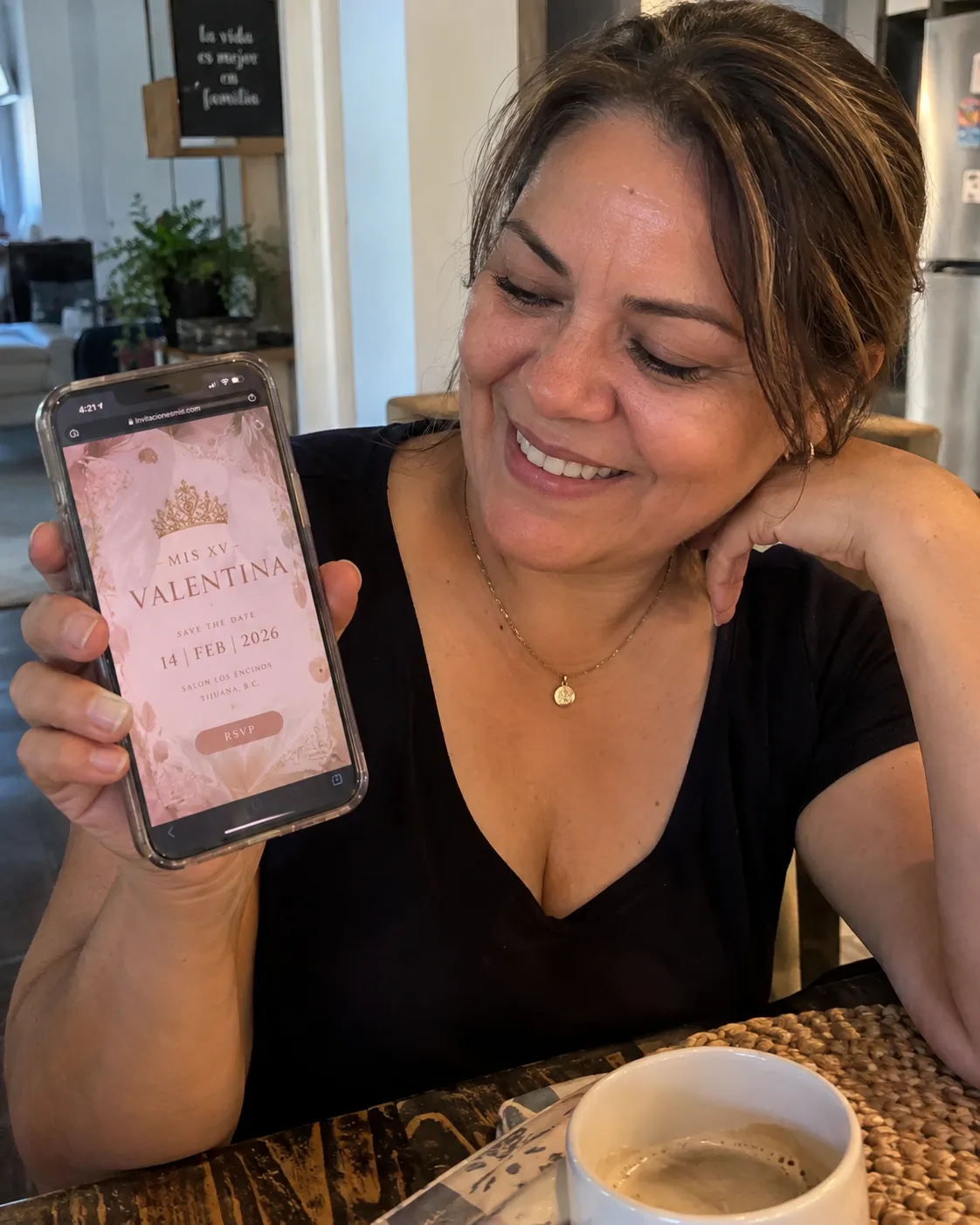 Una mamá viendo la invitación de XV años