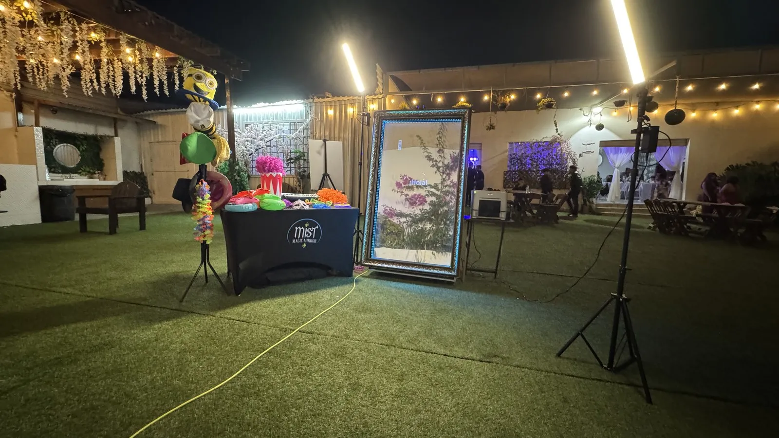 Pareja disfrutando la experiencia Magic Mirror de MIST Experiences en su boda