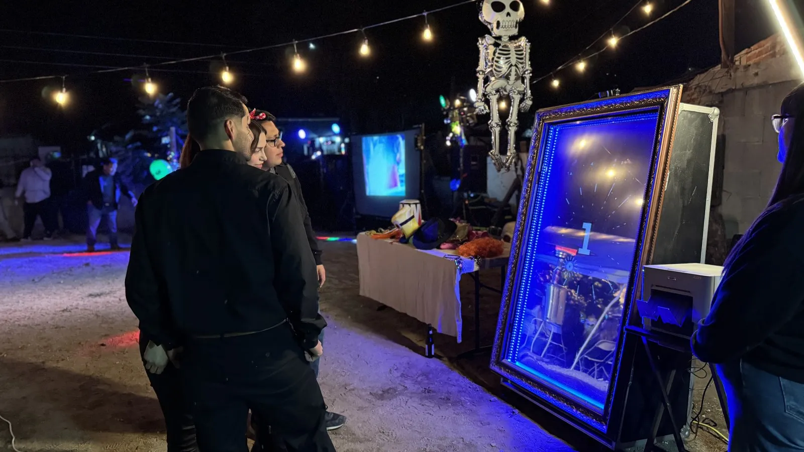 Pareja disfrutando la experiencia Magic Mirror de MIST Experiences en su boda